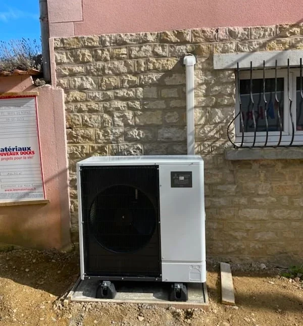 Unité extérieure d'une pompe à chaleur air eau de la marque Mitsubishi